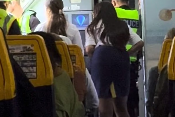 எச்சரிக்கைகளை மீறி விமானத்தில் புகைப்பிடித்த பயணி | Passenger Secretly Vaping On A Plane Scotland