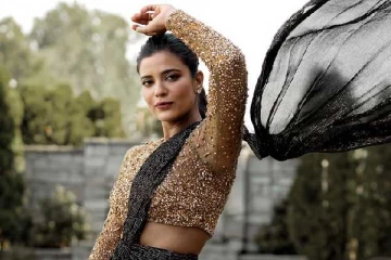 வித்தியாசமான சேலையில் நடிகை ஐஸ்வர்யா ராஜேஷ்!! புகைப்படங்கள் இதோ..