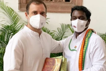 காங்கிரஸ் எம்.பியாக பதவியேற்ற விஜய் வசந்த் ராகுல்காந்தியிடம் வாழ்த்து பெற்றார்!