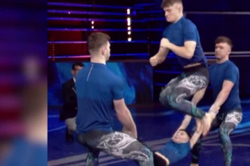 சிறுவனை ஸ்கிப்பிங் கயிறாக பயன்படுத்தி உலக சாதனை