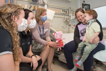 கனடாவில் நீச்சல் குளத்தில் விழுந்த குழந்தை; 3 மணி நேரம் பிறகு நிகழ்ந்த அதிசயம்!