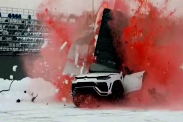 விளம்பரத்திற்காக Lamborghini Urus மாடல் காரை சுக்குநூறாக நொறுக்கிய யூடியூபர்!