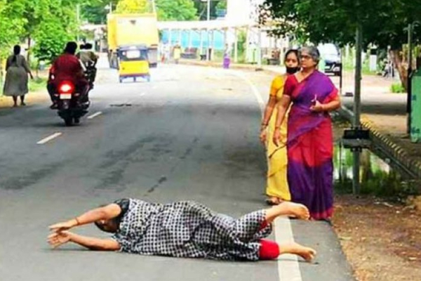 மக்களுக்காக அங்கப்பிரதட்சணம் செய்த ஆந்திர பெண்! வைரலாகும் வீடியோ | Andhrapradesh Covid19