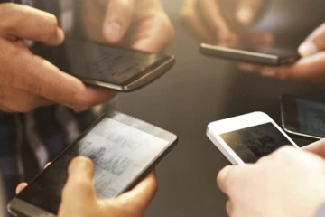 නව ජංගම දුරකථන මිල දී ගැනීම සම්බන්ධයෙන් හදිසියේම සිදු වූ දේ..