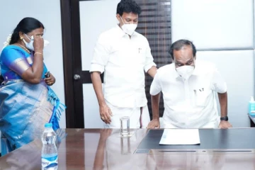 திண்டுக்கல் லியோனி பதவியேற்பதை கண்டு கண்ணீர் விட்ட மனைவி!