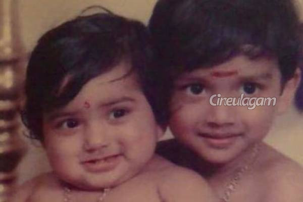 சிறுவயதில் செம கியூட்டாக இருக்கும் இந்த இளம் நடிகர் யார் தெரியுமா?- இவர்தானா? | Young Actor Childhood Photo