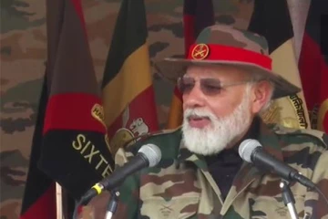 இந்திய இராணுவ சீருடையில் தீபாவளியைக் கொண்டாடும் நரேந்திர மோடி