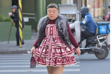 50 வயதில்  தனது குழந்தைத்  தனத்தால் பலரின் கவனம்  ஈர்த்த பெண்மணி!