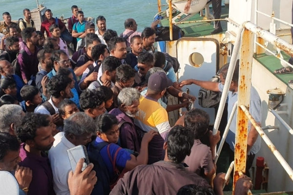 சடலத்தால் குறிகாட்டுவான் இறங்கு துறையில் குழப்பம்; சிறிதரன் எம்பியும் தவிப்பு | Corpse Caused Chaos Jaffna Kurikadduwan Jetty சடலத்தால் குறிகாட்டுவான் இறங்கு துறையில் குழப்பம்; சிறிதரன் எம்பியும் தவிப்பு | Corpse Caused Chaos Jaffna Kurikadduwan Jetty