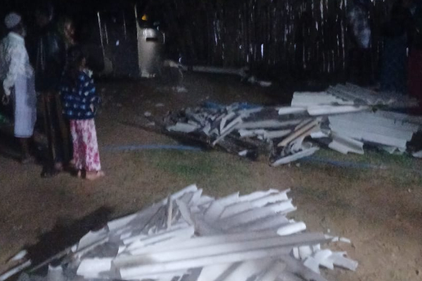 திருகோணமலையில் சுழற்றி அடித்த காற்று; தூக்கி வீசப்பட்ட வீட்டின் கூரைகள் | Winds Whipping Through Trincomalee Roofs Blown Off