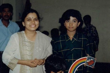 இந்த போட்டோவில் இருப்பது யார் தெரியுமா.. தமிழ் மட்டுமின்றி இந்தியாவே கொண்டாடும் பாடகி தான்