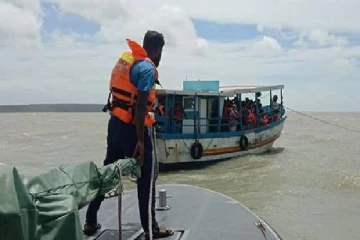 மரணத்தின் பிடியில் இருந்து மீண்ட 10 பேர் ; கரையோர காவற்படையினரின் அதிரடி நடவடிக்கை!