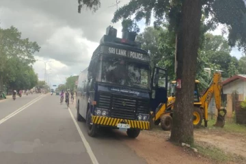 கிளிநொச்சியில் நீர்த்தாரை பயன்படுத்த காத்திருக்கும் பொலிஸார்: வெளியான காட்சிகள்