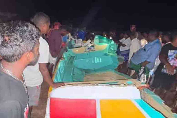 புயலில் சிக்கி நடுகடலில் கவிழ்ந்த படகு ; மாயமான மீனவர்கள் | Boat Capsizes In Storm Fishermen Missing At Sea