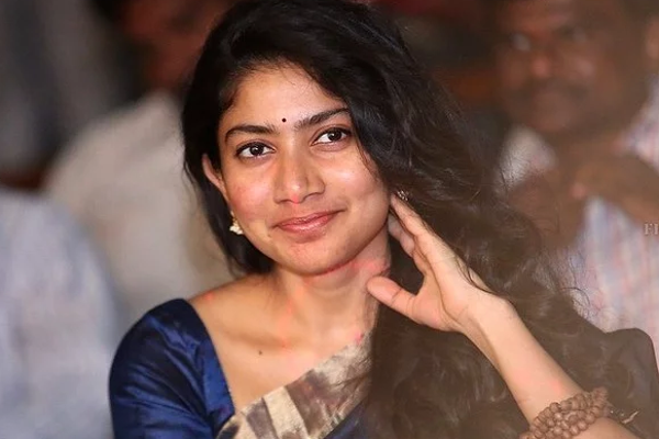 விவாகரத்தான நடிகருடன் இரண்டாவது முறையாக இணையும் சாய் பல்லவி.. ரசிகர்களுக்கு பிடித்த ஜோடி தான் | Sai Pallavi To Again Join Hands With Nagachaitanya