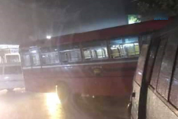 இரு பேருந்துகள் நேருக்கு நேர் மோதியதில் சாரதி பலி | Driver Death In Two Buses Head On Collision