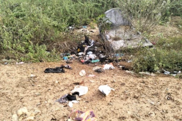 தமிழர் பகுதியொன்றில் வீதியில் வீசப்படும் குப்பை ; தமிழ் முஸ்லீம் உறவை விரிசலாக்கும்