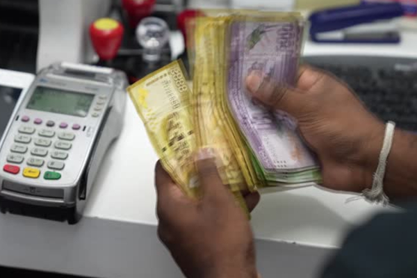 18 கோடியை ஏப்பம் விட்ட அரசாங்க வங்கி அதிகாரி ! | Government Bank Official Defrauded Rs 18 Crores