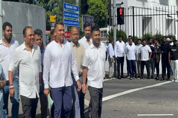 சற்றுமுன்னர் இலஞ்ச ஊழல் விசாரணை ஆணைக்குழுவில் முன்னிலையான நாமல்! குவிந்துள்ள ஆதரவாளர்கள்