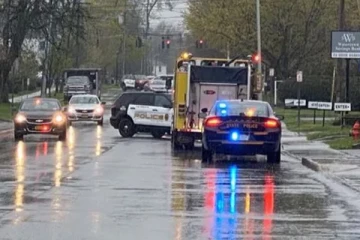 பட்டப்பகலில் பரபரப்பான சாலையில் நடந்த கொடூர சம்பவம்: தப்பிய ஆயுததாரி