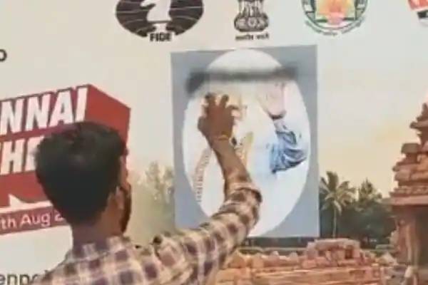 ஸ்டிக்கர் ஒட்டிய பாஜக, கருப்பு மை பூசிஅழித்த த.பெ.தி.க : வைரலாகும் வீடியோ | Modi Photo Glued Chess Olympiad Poster Chennai