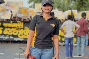 මාධ්‍යවේදින් කිහිප දෙනෙකුට අමානුශික ලෙස පොලීසියෙන් පහර දෙයි.. (VIDEO)