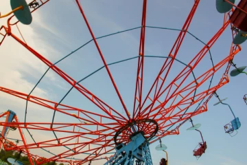 ராட்டினத்தில் விளையாடிக்கொண்டிருந்த இருவருக்கு நேர்ந்த கதி