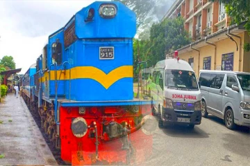 தொடருந்தில் மோதுண்டு வைத்தியசாலையில் அனுமதிக்கப்பட்ட இரு பாடசாலை மாணவர்கள்