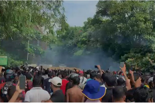 மீண்டும் வருவதாக எச்சரிக்கை! நாடாளுமன்ற முற்றுகை போராட்டத்தை இடைநிறுத்திய பல்கலைக்கழக மாணவர்கள் (Photos) | Protesters Near Diyatha Uyana Withdraw
