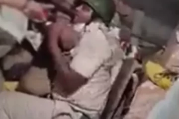 දැරියකගේ මරණය නිසා වියරු වූ බෙංගාල වැසියන් පිරිසක් පොලිස් නිලධාරීන්ට පහර දෙයි