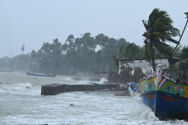 வடக்கு மாகாணத்தை தொட்டுள்ள Ditwah புயல் ; மன்னார், யாழ்ப்பாணம், முல்லைத்தீவு மக்களுக்கு எச்சரிக்கை! | Cyclone Storm Ditwah Hits Northern Province Sl