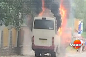 වන්දනාකරුවන් රැගත් බස් රථයක් ගිනිගෙන දැවේ