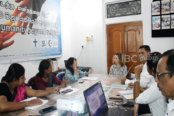 பிரித்தானிய உதவி உயர்ஸ்தானிகர் மன்னாருக்கு விஜயம் : மக்கள் எதிர்கொள்ளும் பிரச்சனைகளையும் கேட்டறிவு | British Deputy High Commissioner Visits Mannar பிரித்தானிய உதவி உயர்ஸ்தானிகர் மன்னாருக்கு விஜயம் : மக்கள் எதிர்கொள்ளும் பிரச்சனைகளையும் கேட்டறிவு | British Deputy High Commissioner Visits Mannar