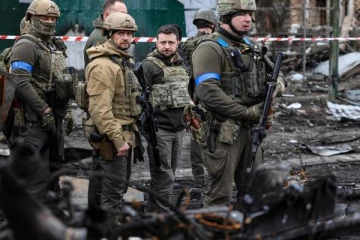 உக்ரைன் அதிபர் ஜெலன்ஸ்கின் நெகிழ்ச்சி செயல்!