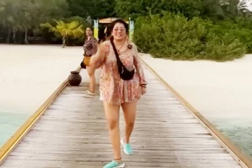 விஜே பிரியங்காவா இது!! வெளிநாட்டில் குட்டையாடையுடன் இப்படி கும்மாளம் போட்டுள்ள புகைப்படம்..