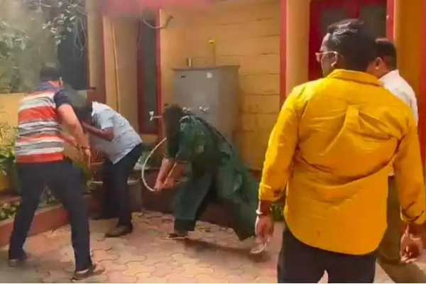 எல்கேஜி சிறுமிக்கு பாலியல் வன்கொடுமை - டிரைவரை புரட்டி எடுத்த பெற்றோர்! | Lkg Girl Harassed Driver Assaulted Hyderabad எல்கேஜி சிறுமிக்கு பாலியல் வன்கொடுமை - டிரைவரை புரட்டி எடுத்த பெற்றோர்! | Lkg Girl Harassed Driver Assaulted Hyderabad