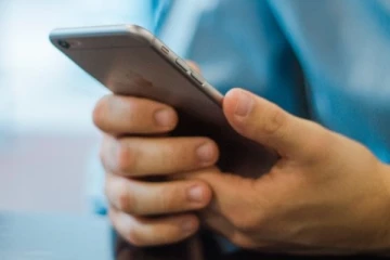 மாணவிகளுக்கு நிர்வாணபுகைப்படங்களை காட்டி அச்சுறுத்தல் !