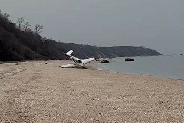 நியூயார்க் கடற்கரையில் தரையிறங்கிய விமானத்தால் பரபரப்பு ; வைரலாகி வீடியோ