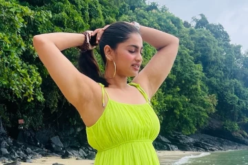 ஷிவானி நாராயணன் ஷார்ட் உடையில் பீச் போட்டோஷூட்!