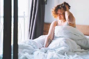 காலையில் எழுந்ததும் இந்த தவறை மட்டும் செய்யாதீங்க... எதிர்மறை ஆற்றல் அதிகரிக்குமாம்