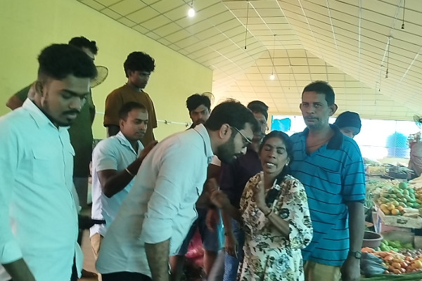 எம்பி இளங்குமரன் - பருத்தித்துறை வியாபாரிகள் கடும் வாத பிரதிவாதம் | Npp Mp Ilangumaran Pedro Traders Fiercely Defend
