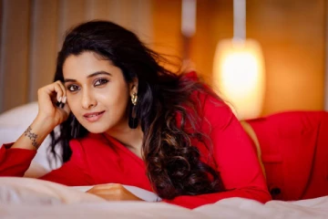 54 வயது நடிகருடன் எல்லை மீறிய லிப் லாக் ரொமான்ஸ் காட்சி.. கவர்ச்சி நடிகையாக மாறும் பிரியா பவானி!