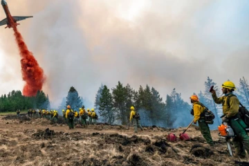10ஆவது நாளாக பற்றி எரியும் காட்டுத் தீ ; நூற்றுக்கணக்கான மக்கள் வெளியேற்றம்
