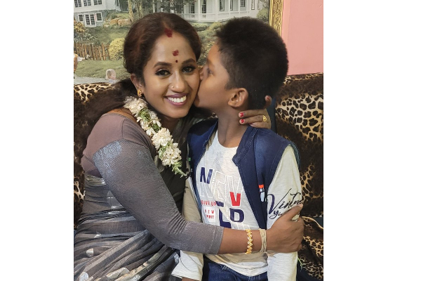 தாமரையை துரத்தி துரத்தி  காதலித்த சாரதி....பாதியில் முடிந்த முதல் திருமண வாழ்க்கை! கணவர் வெளியிட்ட தகவல் | Bigg Boss Thamarai Selvi Satathi Love Story