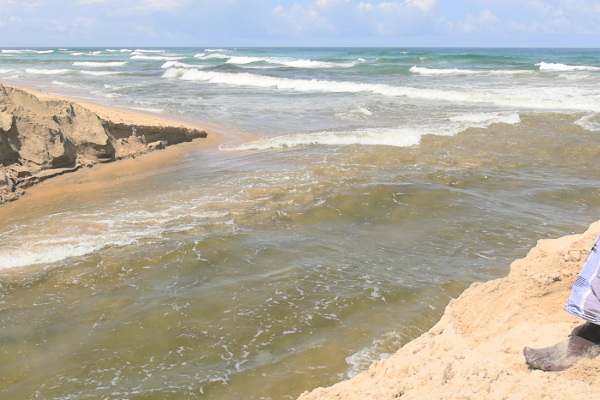 மட்டக்களப்பு முகத்துவாரம் வெட்டப்பட்டு வெள்ளநீர் வெளியேற்றும் பணி முன்னெடுப்பு | Work Drain Floodwaters Batticaloa Begins மட்டக்களப்பு முகத்துவாரம் வெட்டப்பட்டு வெள்ளநீர் வெளியேற்றும் பணி முன்னெடுப்பு | Work Drain Floodwaters Batticaloa Begins