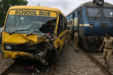 கோர விபத்து; ரயிலுடன் மோதிய பாடசாலை பேருந்து