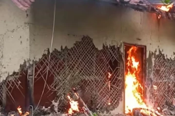 பெண்களை நிர்வாணமாக்கி ஊர்வலம் - முக்கிய நபரின் வீட்டிற்கு தீவைத்த பெண்கள்!