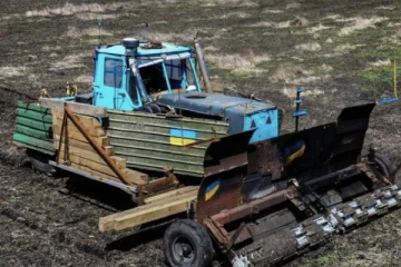 பின்வாங்கிய ரஷ்ய படைகளின் சதி திட்டம்: கண்ணிவெடிகளை அகற்ற உக்ரைனிய விவசாயி புது முயற்சி