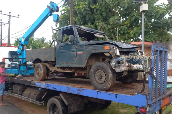 யாழில் பேருந்து தரிப்பிடத்துக்குள் புகுந்து விபத்துக்குள்ளான வாகனம் | Cab Vehicle Damaged Bus Stop In Jaffna