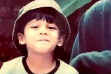 இந்த புகைப்படத்தில் இருக்கும் முன்னணி வாரிசு நடிகர் யார் தெரியுமா.. இதோ பாருங்க